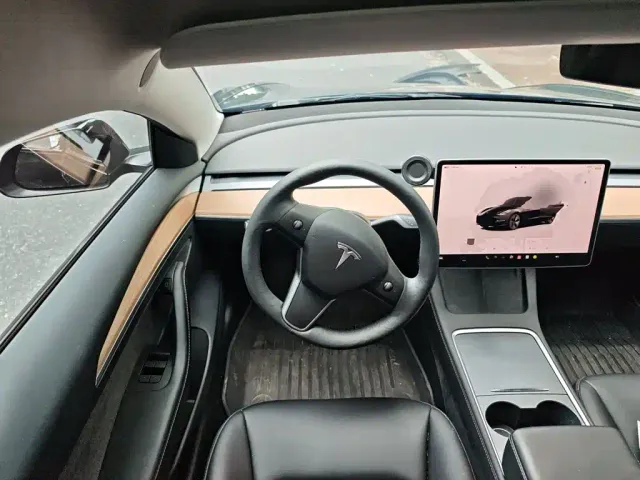 Tesla Model 3 — Фото автомобиля 11