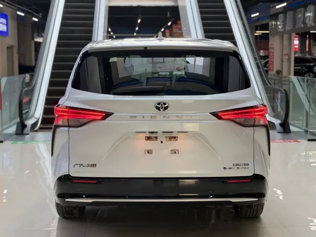 Toyota Sienna — Фото автомобиля 15