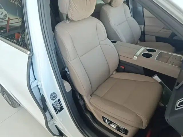 Li Auto L8 — Фото автомобиля 24