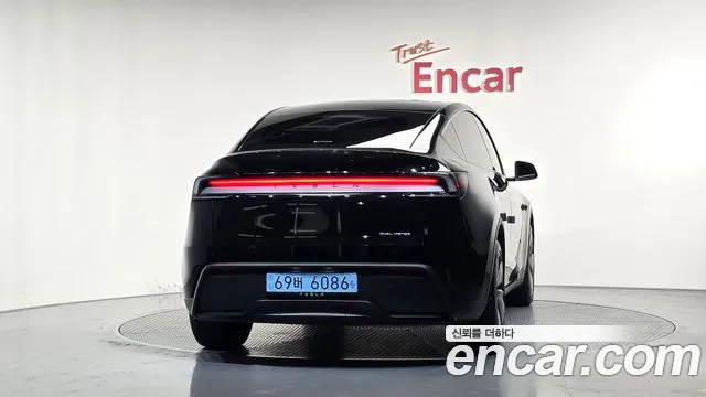 Tesla Model Y — Фото автомобиля 4