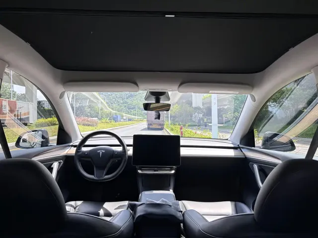Tesla Model Y — Фото автомобиля 12