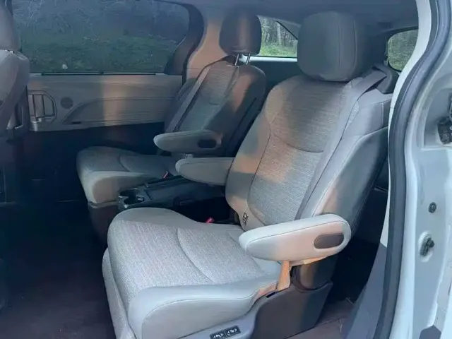 Toyota Sienna — Фото автомобиля 8