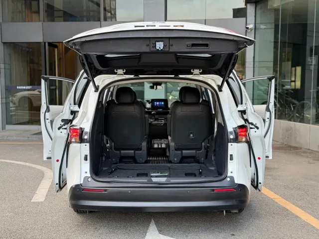 Toyota Sienna — Фото автомобиля 16
