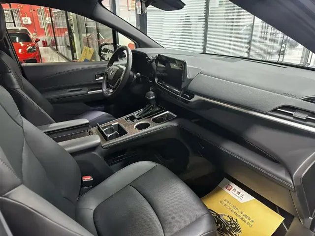 Toyota Sienna — Фото автомобиля 9