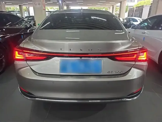 Lexus ES — Фото автомобиля 5