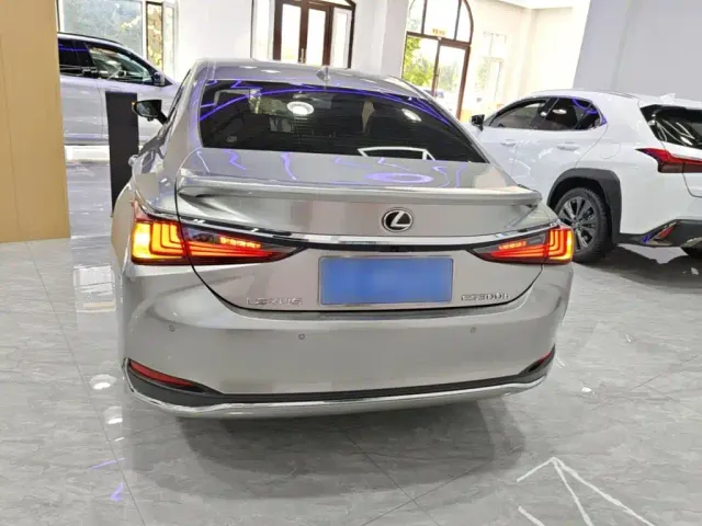 Lexus ES — Фото автомобиля 5