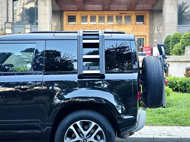 Land Rover Defender — Фото автомобиля 28