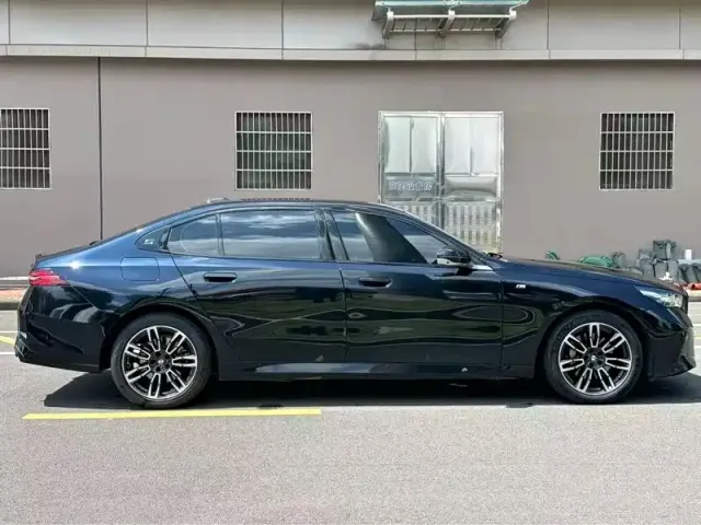 BMW 5 Series — Фото автомобиля 3