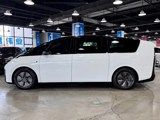 Li Auto MEGA — Фото автомобиля 4