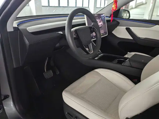 Tesla Model Y 2025 Rear-Wheel Drive — Фото автомобиля 7
