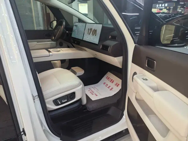 Li Auto MEGA — Фото автомобиля 10