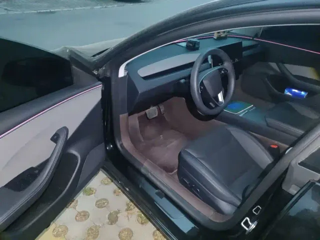 Tesla Model 3 — Фото автомобиля 17