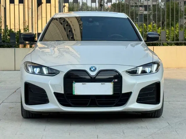 BMW i4 — Фото автомобиля 2