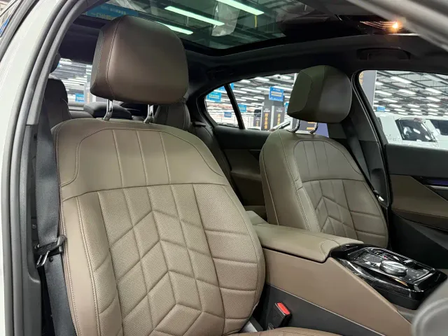 BMW 5 Series — Фото автомобиля 15