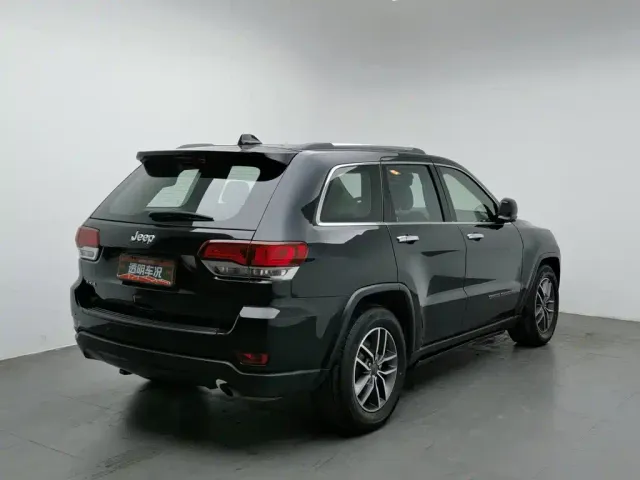 Jeep Grand Cherokee — Фото автомобиля 2
