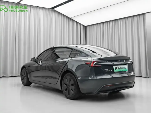 Tesla Model 3 — Фото автомобиля 4