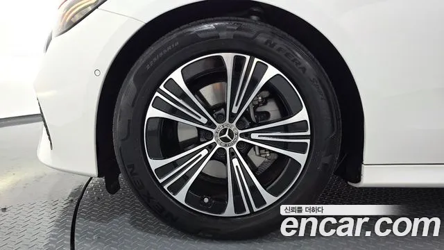 Mercedes-Benz E-Class — Фото автомобиля 5