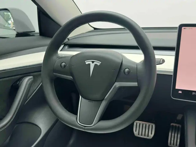Tesla Model 3 — Фото автомобиля 17