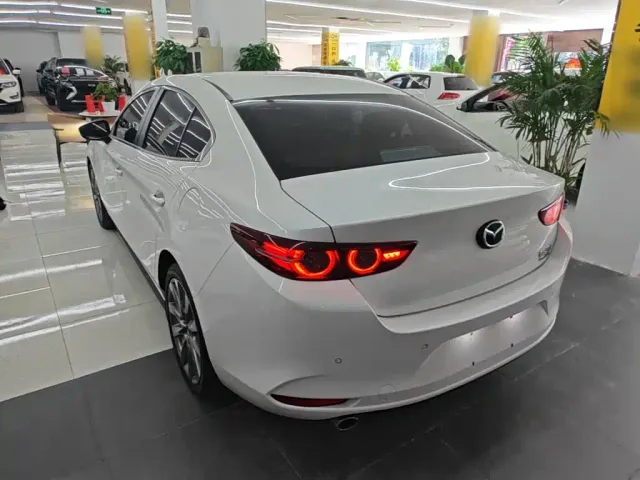 Mazda Axela — Фото автомобиля 4