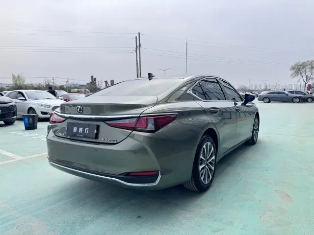 Lexus ES — Фото автомобиля 7