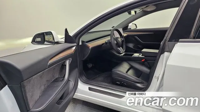 Tesla Model 3 — Фото автомобиля 9