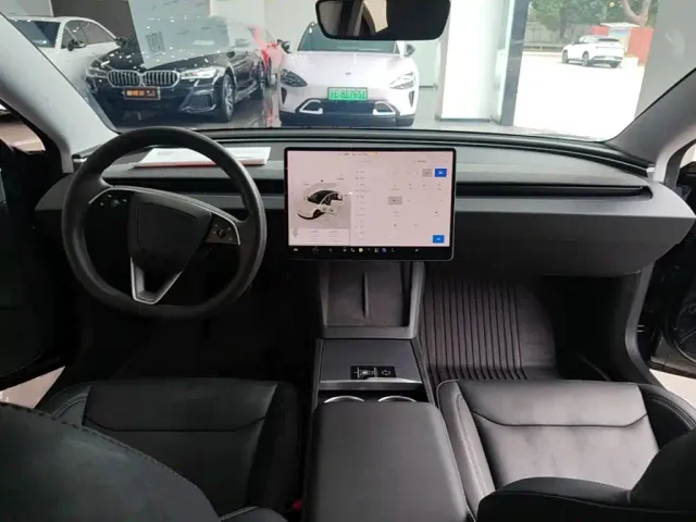 Tesla Model 3 — Фото автомобиля 9