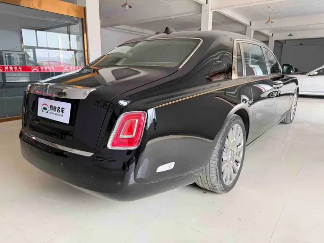 Rolls-Royce Phantom — Фото автомобиля 6