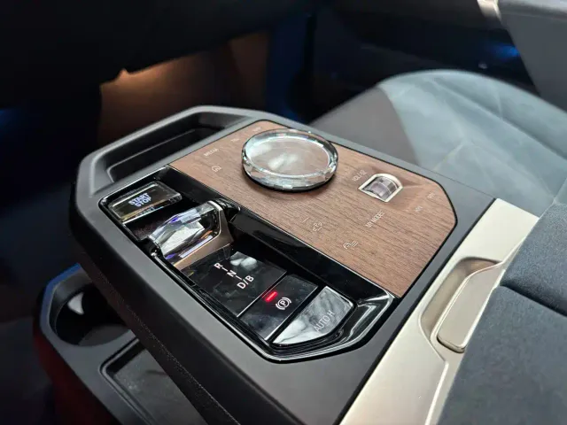 BMW iX — Фото автомобиля 9