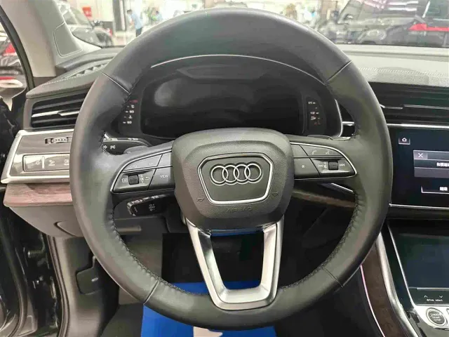 Audi Q7 — Фото автомобиля 9