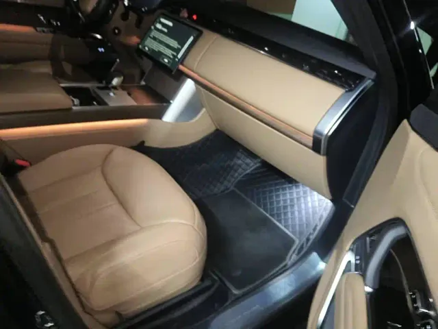 Land Rover Range Rover 2024 3.0 L6 400PS Golden Age Extended 7-Seater — Фото автомобиля 13