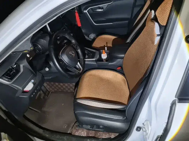 Toyota RAV4 — Фото автомобиля 14