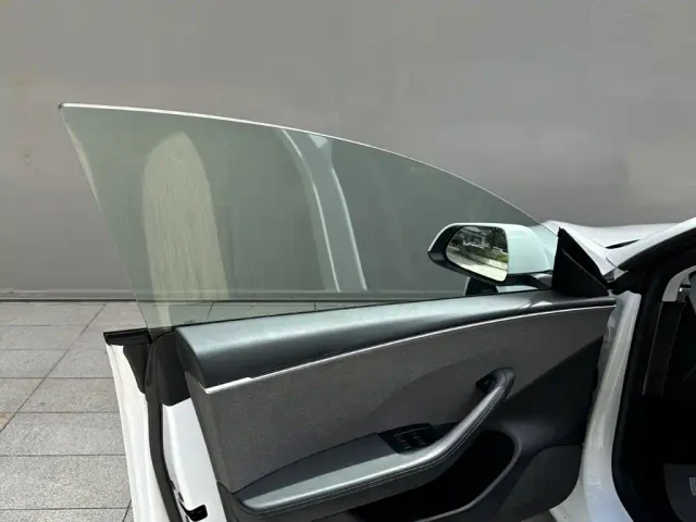 Tesla Model 3 — Фото автомобиля 12