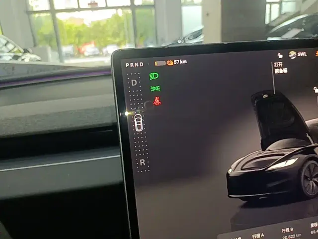 Tesla Model 3 — Фото автомобиля 13