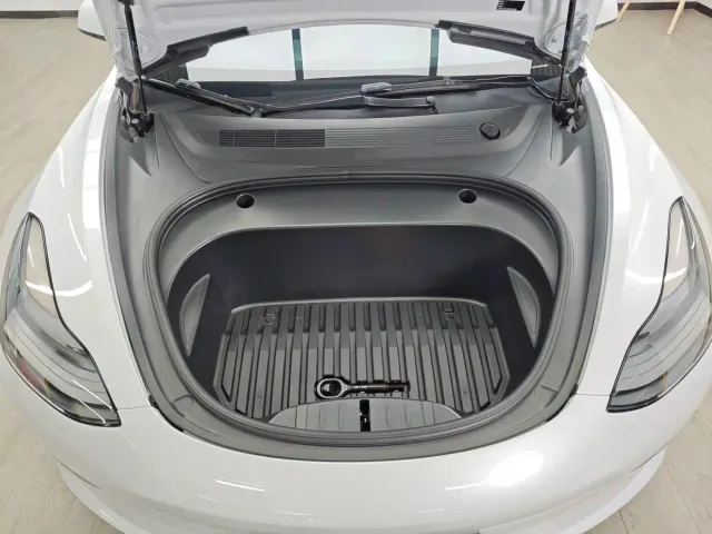 Tesla Model 3 — Фото автомобиля 7