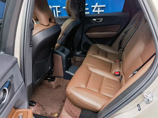 Volvo XC60 — Фото автомобиля 12