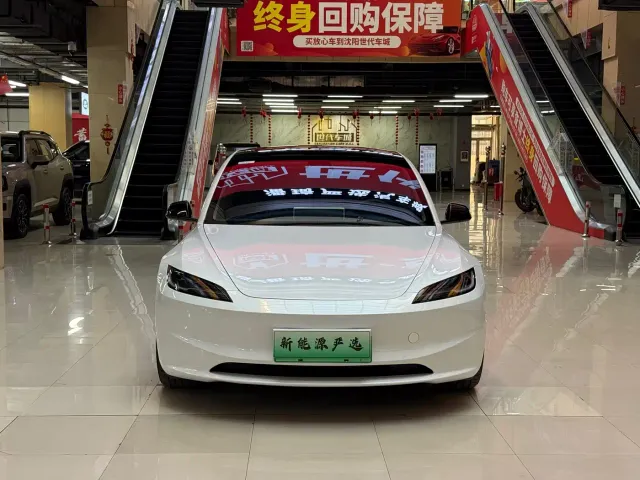 Tesla Model 3 — Фото автомобиля 2