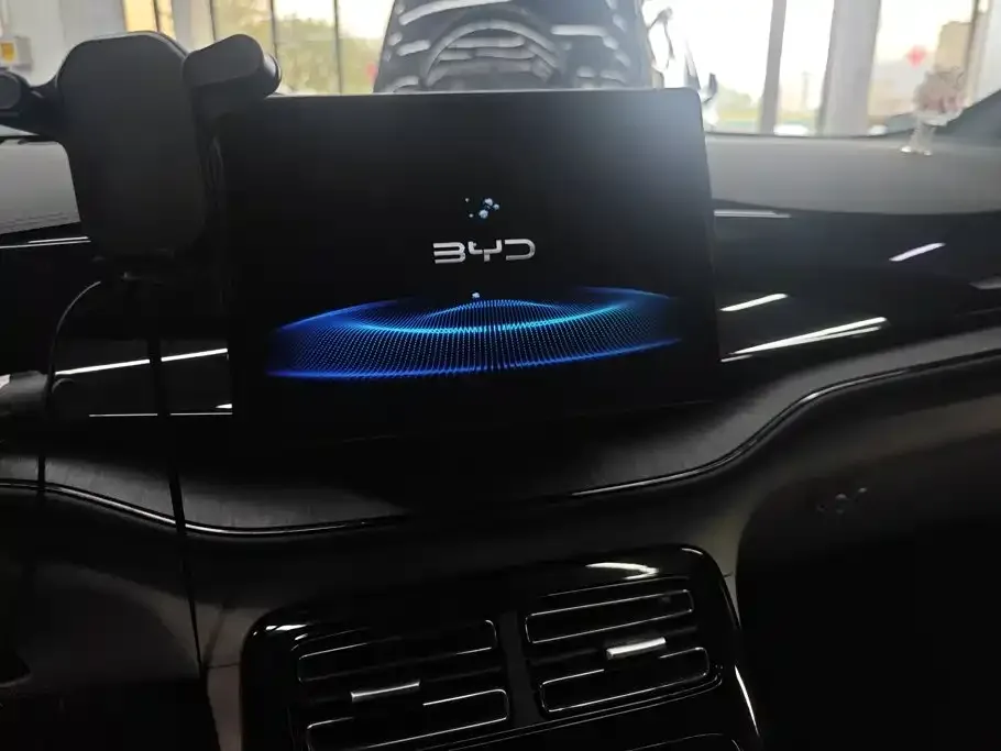 BYD Qin PLUS 2024 Glory Edition DM-i 55KM Leading — Фото автомобиля 13
