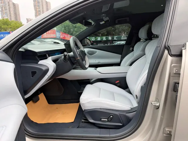 Lynk & Co Z10 — Фото автомобиля 7