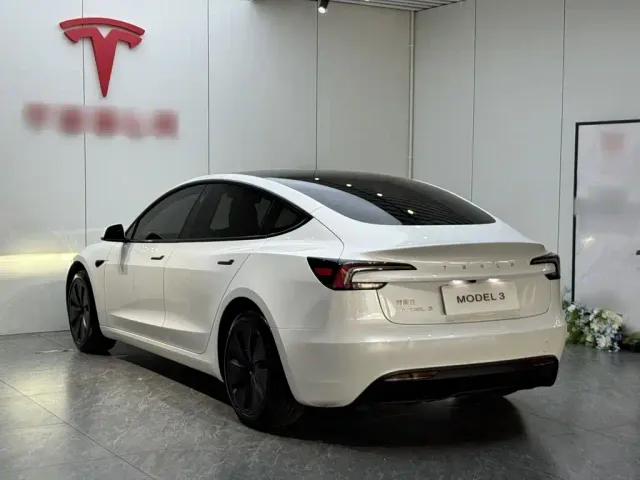 Tesla Model 3 — Фото автомобиля 4