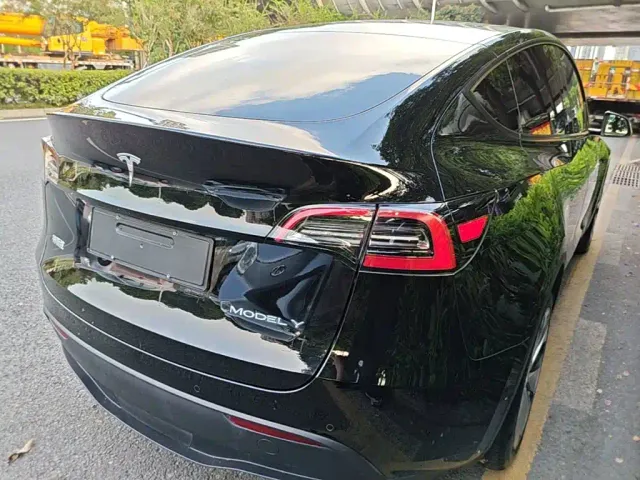 Tesla Model Y — Фото автомобиля 6