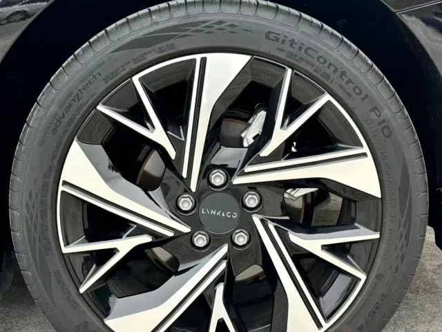Lynk & Co 03 — Фото автомобиля 15