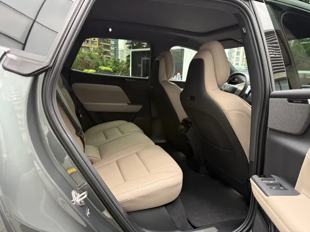 Volvo XC70 Plug-in Hybrid — Фото автомобиля 13