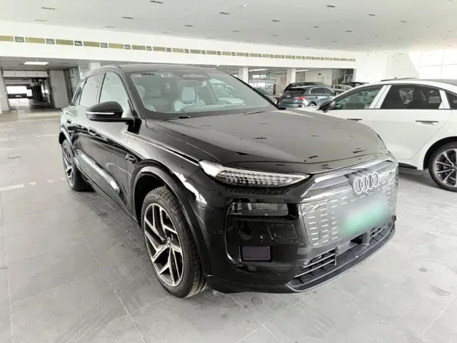 Audi Q6L e-tron — Фото автомобиля 3