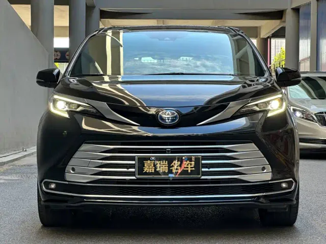 Toyota Sienna — Фото автомобиля 2