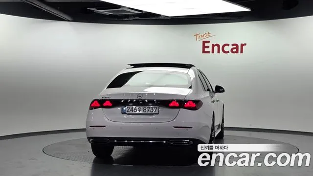Mercedes-Benz E-Class — Фото автомобиля 4