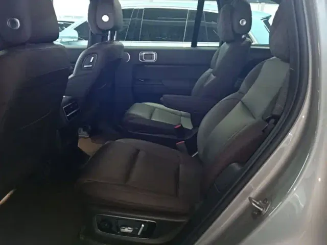 Li Auto L8 — Фото автомобиля 16