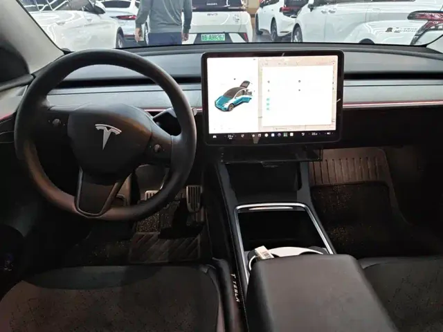 Tesla Model Y — Фото автомобиля 12