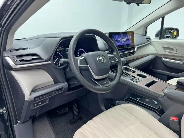 Toyota Sienna — Фото автомобиля 13