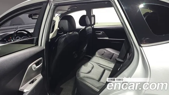 Kia Niro — Фото автомобиля 11