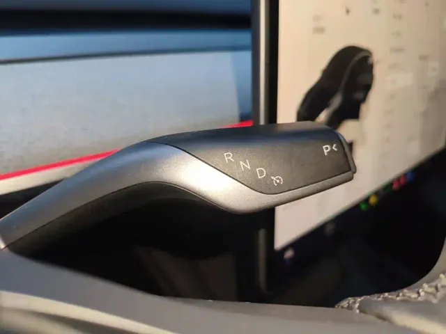Tesla Model Y — Фото автомобиля 13